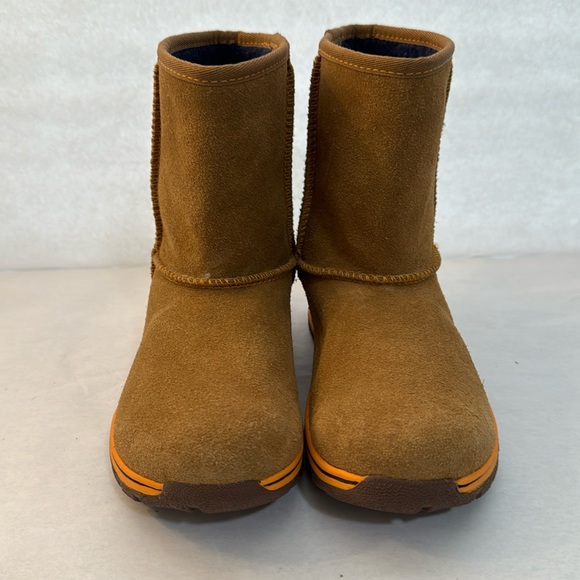UGG Lynden Waterproof Suede Boot. Size 2 in excellent condition like new - Picture 1 of 11